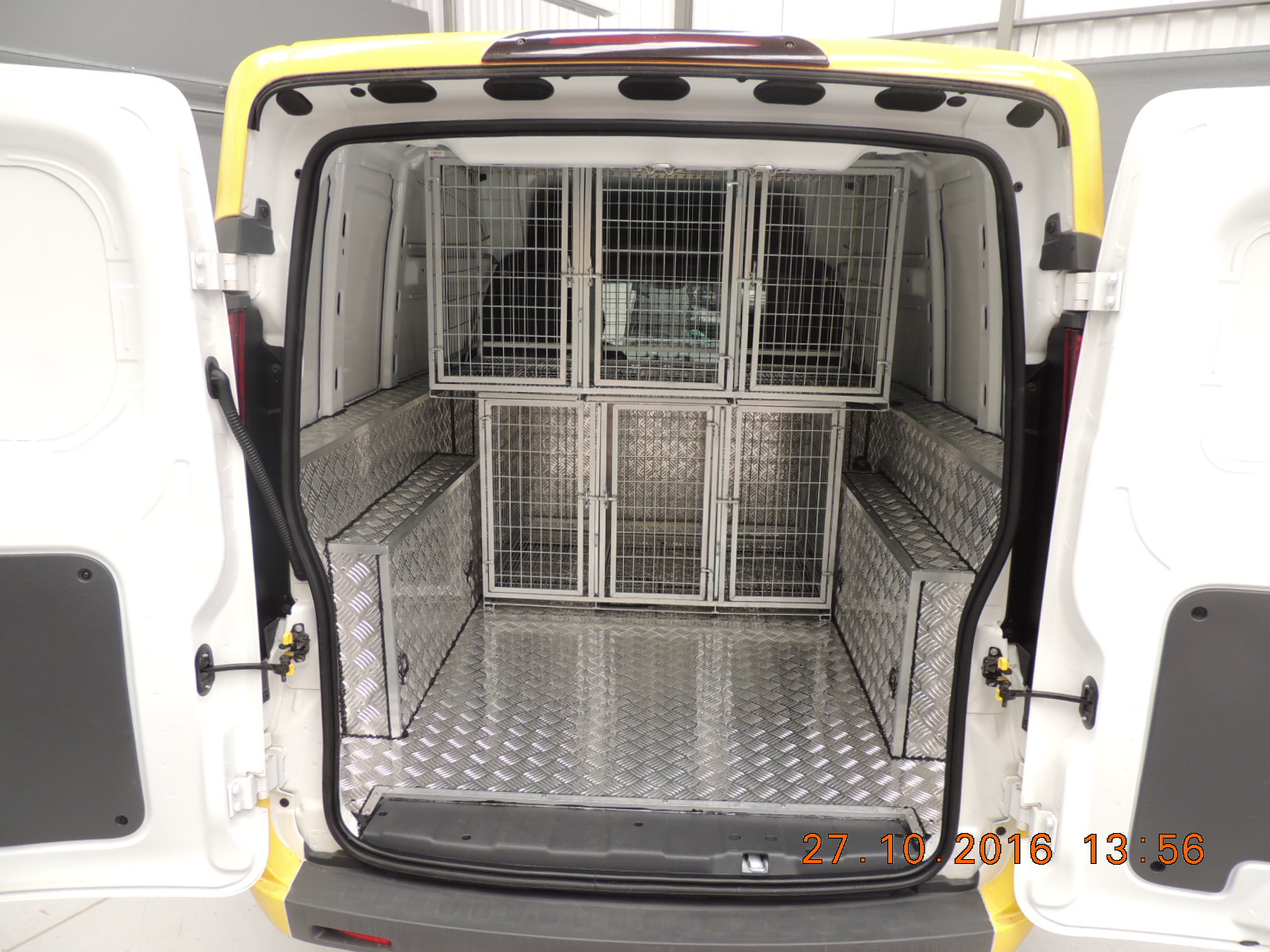 Unidade móvel pet shop com Gaiolas